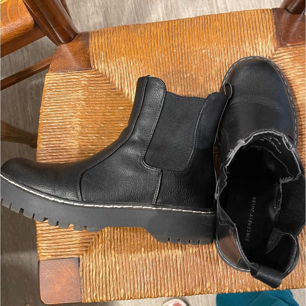 Black Chelsea boots women’s size 9.5